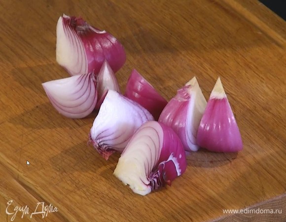 Красный лук почистить и нарезать дольками.