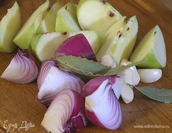 Одно яблоко нарезать крупными дольками.