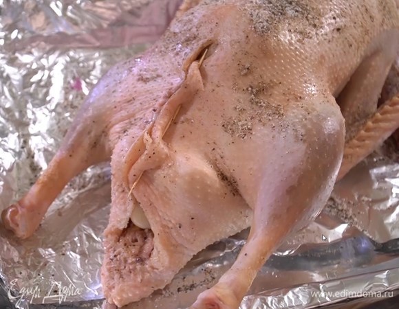 Скрепить края отверстия деревянными шпажками или зубочистками, ножки плотно связать пищевой нитью, затем крылья, ножки и шею гуся обернуть фольгой, чтобы они не сгорели.