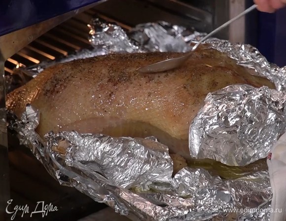 Запекать гуся в разогретой духовке час-полтора, периодически поливая вытопившимся жиром.