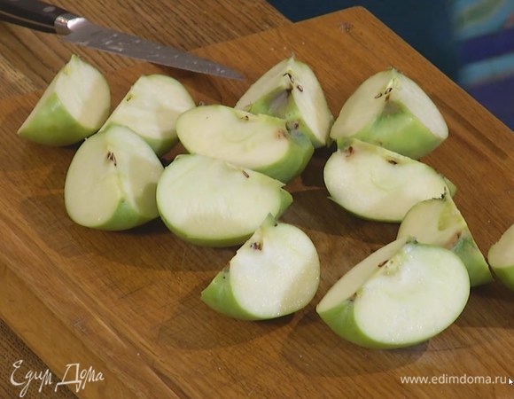 Оставшиеся яблоки разрезать на 4 части.