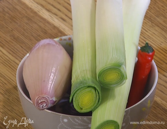 Шалот почистить и разрезать вдоль на 4 части.
