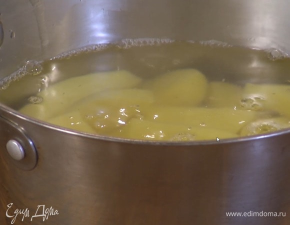 Картофель почистить, нарезать дольками, выложить в кастрюлю, залить горячей водой и варить минут 15, затем воду слить и сохранить.