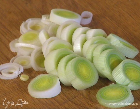 Светлую часть лука-порея нарезать кольцами.