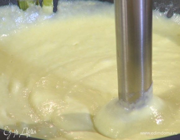 Добавить в пюре сливочное масло и еще немного взбить, всыпать трюфельную соль и перемешать.