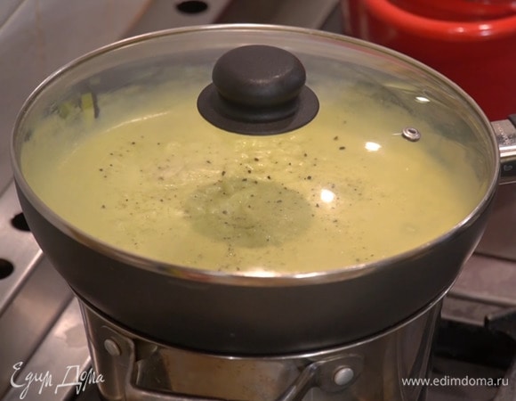 Накрыть сковороду крышкой и поместить ее на водяную баню, чтобы пюре не остыло.