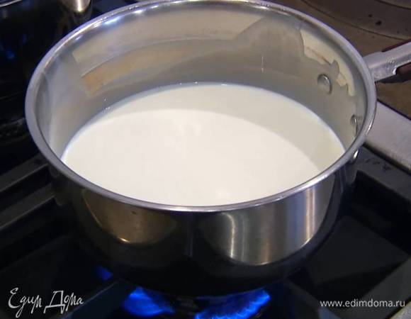 Молоко подогреть на маленьком огне до температуры 30‒36°С.