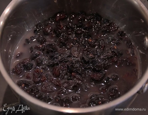 Изюм выложить в небольшую кастрюлю, влить ром, немного кипятка, так чтобы жидкость покрывала изюм, и поставить на маленький огонь. Когда сухофрукты набухнут, жидкость слить и просушить изюм бумажным полотенцем.