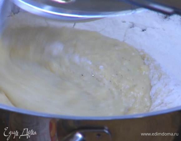 Муку, дрожжи, сахар, ваниль и соль всыпать в чашу комбайна и перемешать крюком для теста, затем, продолжая вымешивать, по одному ввести яйца, влить теплое молоко.