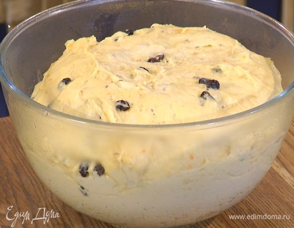 Емкость с тестом затянуть пищевой пленкой и отправить в холодильник на 8‒10 часов.