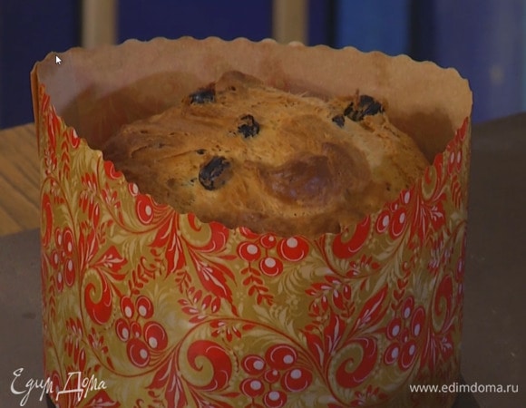 Охлажденное тесто разложить в формы для куличей и выпекать в разогретой духовке 25‒30 минут.