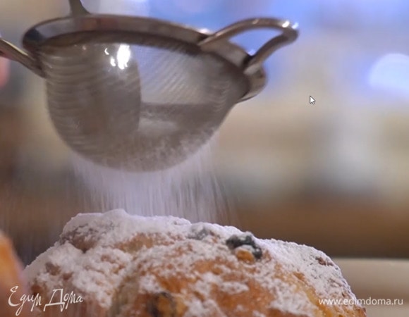 Готовые куличи посыпать сахарной пудрой.