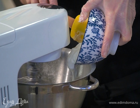 Приготовить тесто: 125 г предварительно размягченного сливочного масла слегка взбить в комбайне, затем, не выключая комбайна, добавить сахар, яйца, 1 ч. ложку разрыхлителя и соль, небольшими порциями всыпать муку и оставшийся разрыхлитель, добавить сметану и вымешать тесто.