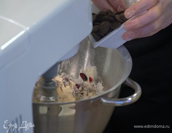 Клюкву и шоколадные капли выложить в тесто, вымешать все лопаткой.