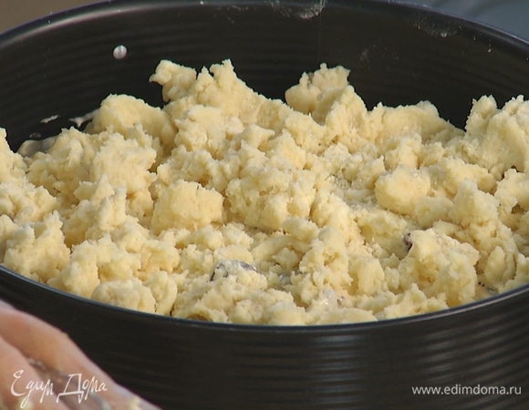 Тесто в форме посыпать крошкой и выпекать в разогретой духовке 40–45 минут.