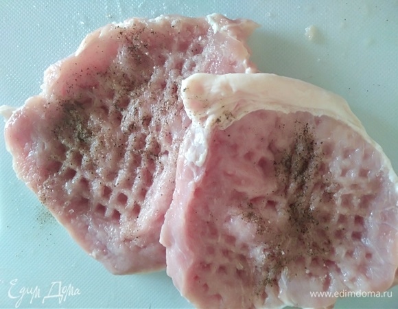 Свинину отбить с обеих сторон. Посолить и поперчить.