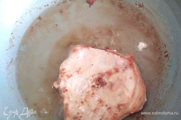 Разогреть масло в сковородке и быстро обжарить мясо до корочки с обеих сторон. Переложить на тарелку.