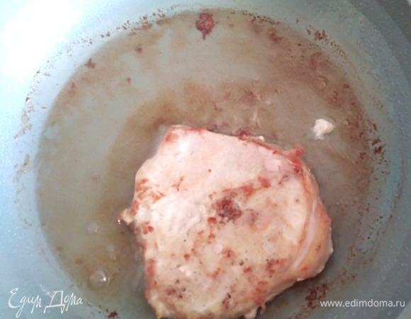 Разогреть масло в сковородке и быстро обжарить мясо до корочки с обеих сторон. Переложить на тарелку.