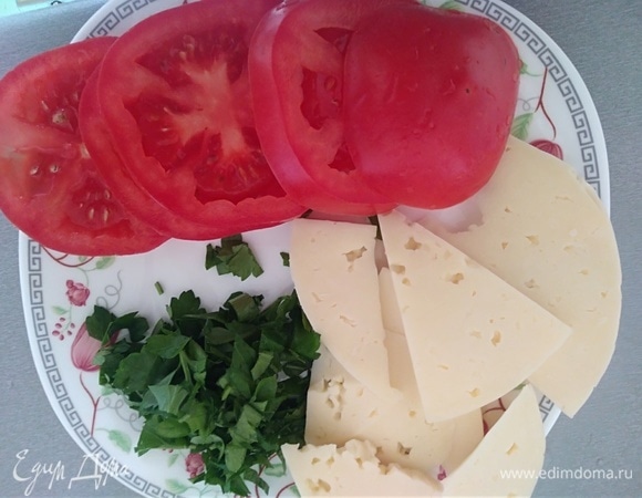 Нарезать зелень петрушки, помидоры и сыр — пластинками, лук — колечками.