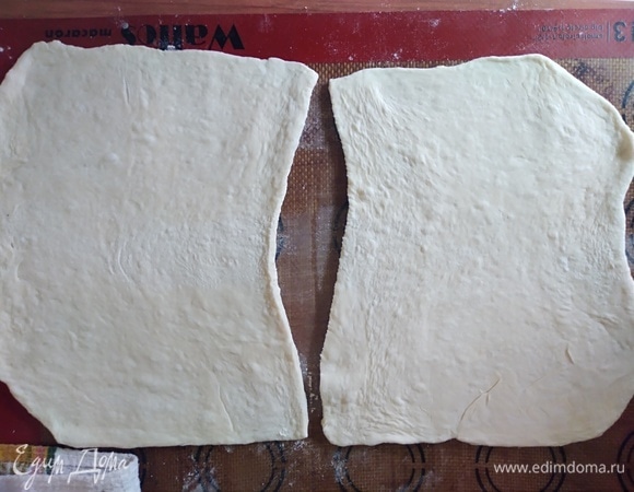 Слоеное тесто разморозить, раскатать и нарезать на 4 части.