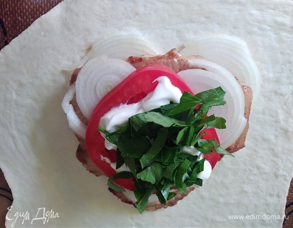 На помидор — шедрую ложку сметаны и зелень.