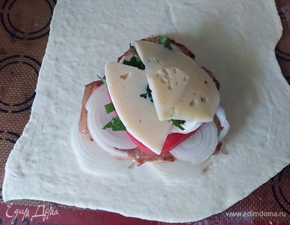 А сверху — ломтики сыра.