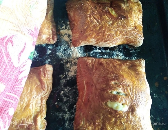 Духовку разогреть до 180°C. Выпекать конверты 20 минут, потом температуру убавить до 160°C и готовить еще 10 минут. Достать из духовки, сбрызнуть водой, накрыть чистым полотенцем и оставить на 5 минут.