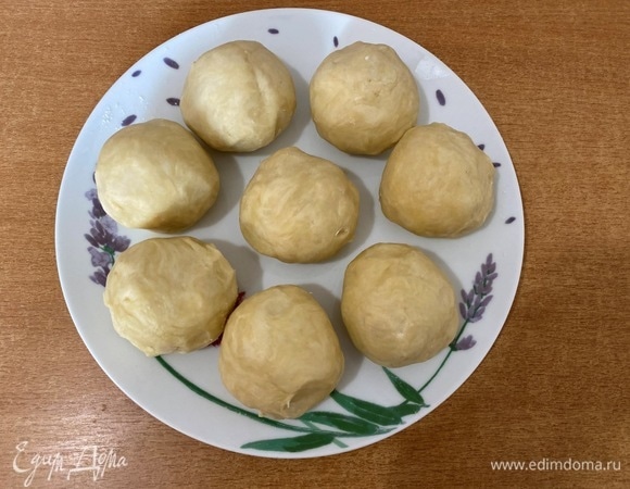 Готовое тесто разделить на 8 частей, скатать шарики и отправить в холодильник на 30 минут.