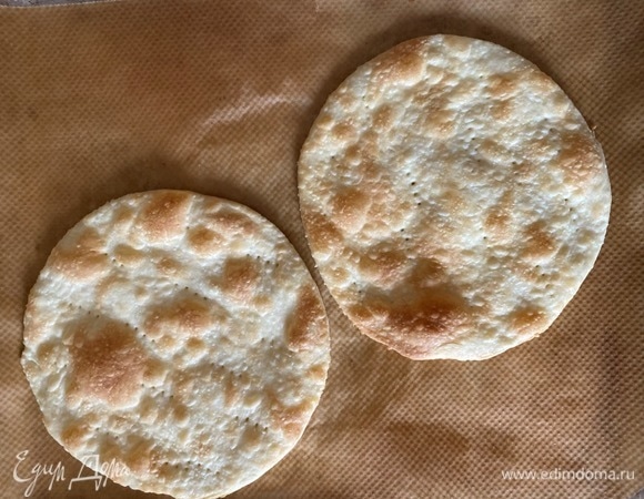 Пропекаем каждый корж до золотистого цвета. Коржи получаются очень воздушными, рассыпчатыми, хрупкими и румяными. Выпекаются очень быстро.