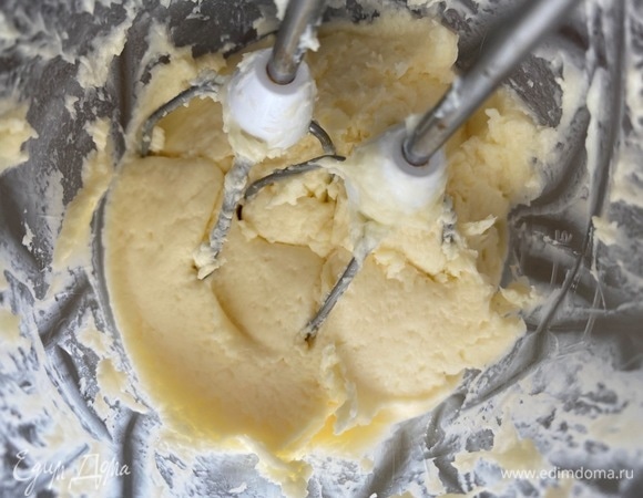 Пока коржи остывают, приготовить крем. Взбить масло комнатной температуры со сгущенным молоком.