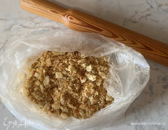 Остатки теста раскатать в корж, отправить в духовку, а потом измельчить в крупную крошку.