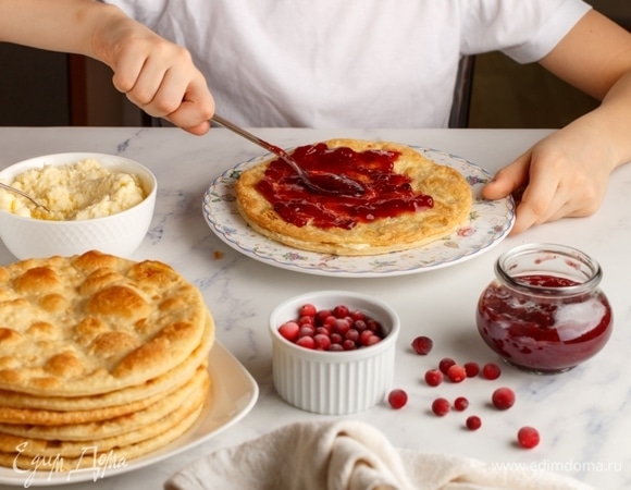 На второй корж наносим джем. Джем можно взять готовый, а можно приготовить самим по моему рецепту https://www.edimdoma.ru/retsepty/133353-dzhem-iz-klyukvy.