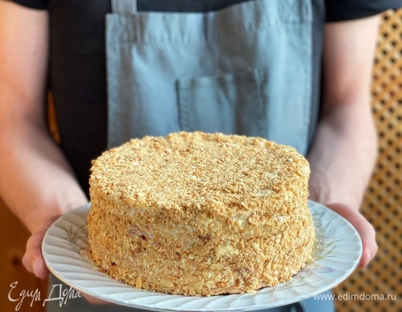 Чередуя коржи с кремом и джемом, собрать торт. Бока смазать оставшимся кремом и посыпать крошкой. Охладить в холодильнике. Приятного аппетита!