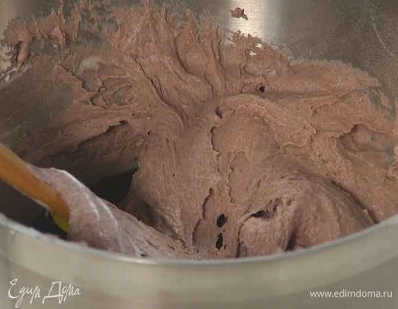 Продолжая взбивать, небольшими порциями всыпать цельнозерновую муку, влить йогурт, затем добавить разрыхлитель и пшеничную муку и вымешать однородное тесто.