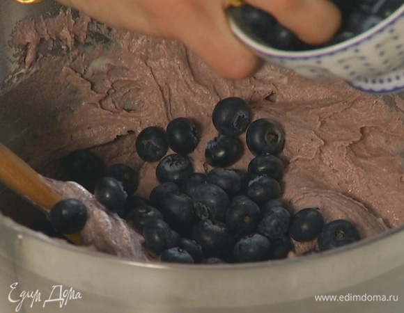 Добавить в тесто 150 г голубики и вмешать лопаткой.