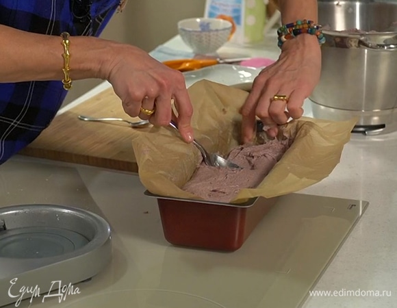 Форму застелить бумагой для выпечки, выложить тесто и равномерно распределить.