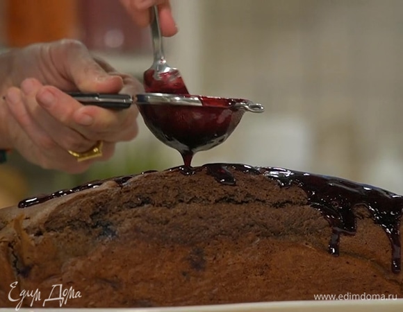 Черничный джем выложить в сотейник и, постоянно помешивая, прогреть на маленьком огне, затем протереть через сито над готовым кексом и распределить лопаткой или кисточкой по всей поверхности.