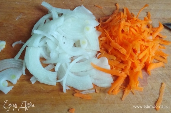 Морковь натереть на крупной терке, лук нарезать полукольцами.