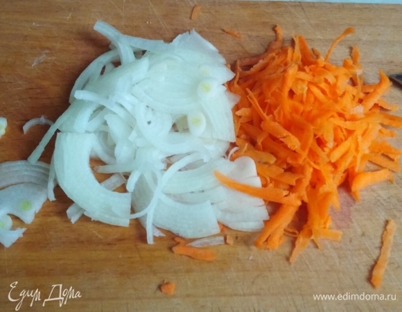 Морковь натереть на крупной терке, лук нарезать полукольцами.