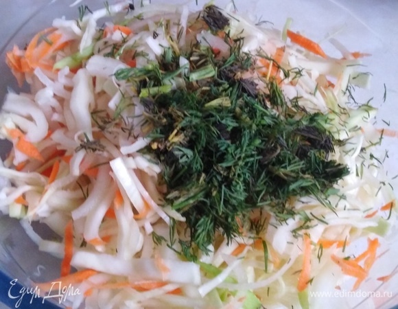 Соединить капусту, лук, морковь. Посолить. Немного помять руками. Добавить укроп.