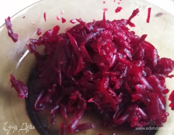 Отварную свеклу почистить, натереть на крупной терке. Соединить с овощами.