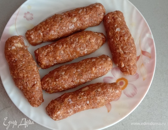 На данном этапе вы можете почувствовать себя художником, сформировав по вашему вкусу кебабы. Скажу заранее, никаких специальных подручных приспособлений по типу самодельных пакетов не использую. Мне нравятся немного неидеальные кебабы, которые делаются вручную, так как в первую очередь это домашний вариант приготовления блюда.