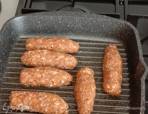 На минимальном количестве растительного масла готовим на гриле наши кебабы. Обжариваем их до румяной корочки с двух сторон и затем буквально на 7 минут закрываем крышкой при маленьком огне. Благодаря этому кебабы не будут сухими и приобретут сочный вкус.