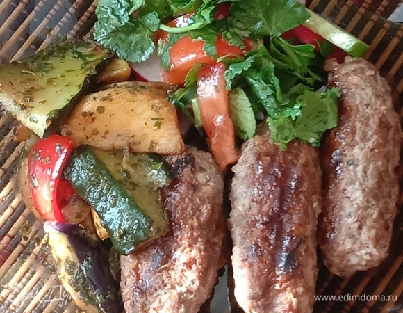 Рекомендуемый мною вариант сервировки — с заранее сделанными овощами-гриль и свежей зеленью по вашему усмотрению. Приятного аппетита!