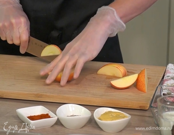 Яблоко, удалив сердцевину, нарезать тонкими дольками.