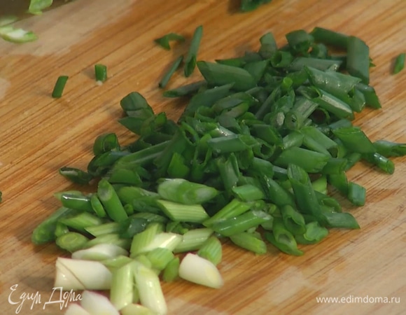 Зеленый лук порезать тонко наискосок.
