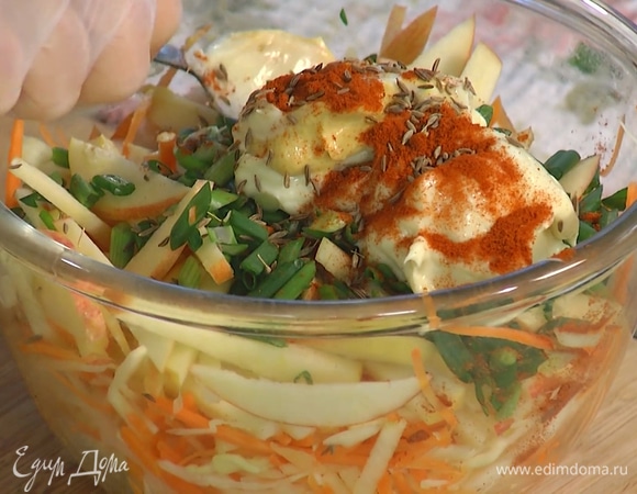 Приготовить салат: все подготовленные овощи и яблоко выложить в глубокую миску, добавить майонез, горчицу, уксус, 1/2 ч. ложки паприки, тмин, соль и все перемешать.