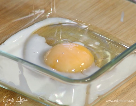 Яйцо вместе с молоком слегка взбить вилкой.
