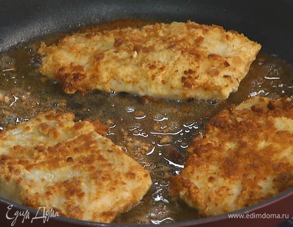 Разогреть в большой сковороде растительное масло и обжарить рыбу с двух сторон до готовности.