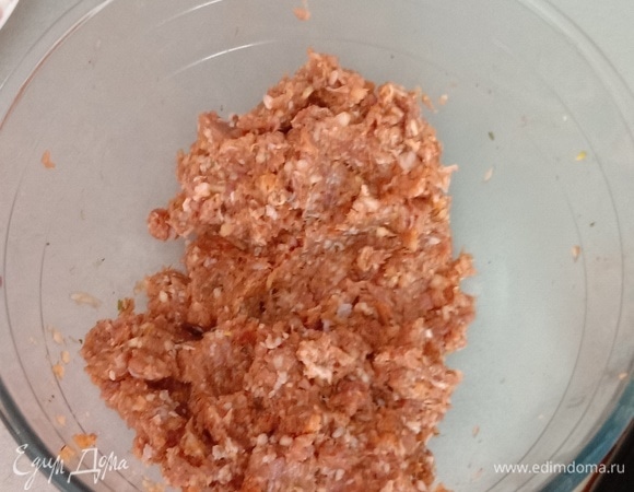 Для начала замешиваем в емкости 2 вида фарша, лучше использовать баранину и говядину. Затем добавляем соль, перец, кайенский перец, для нотки остроты копченую паприку. И по традиции сухие травы — базилик, кинзу и розмарин.